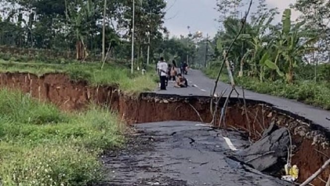 Jalan amblas 30 meter di Ungaran, Kabupaten Semarang