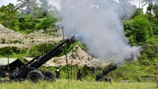 VIVA Militer: Pasukan Resimen Artileri 3 Marinir tembakan Meriam Howitzer TNI