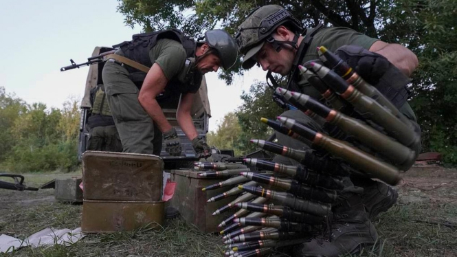 VIVA Militer: Tentara Ukraina menyiapkan amunisi artileri