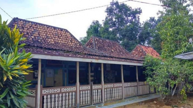 Rumah Adat Madura Taneyan Lanjhang
