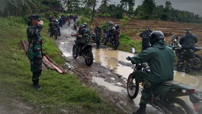 VIVA Militer: Rombongan Kodam III Siliwangi dihadang jalan butut Provinsi Banten