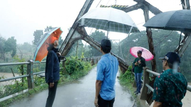 Gubernur Jateng Ganjar Pranowo meninjau Jembatan Juwero di Kendal yang rusak