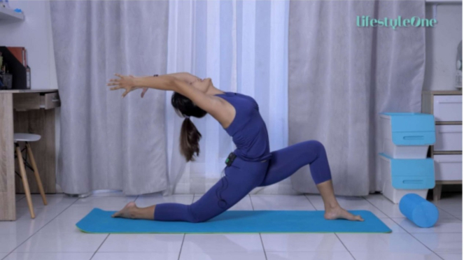 Movimento de ioga Anjaneyasana