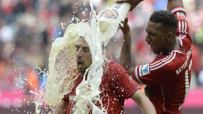 Franck Ribery disiram bir oleh Jerome Boateng