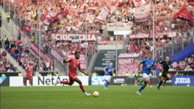 Pertandingan Hoffenheim vs Bayern Munich. 