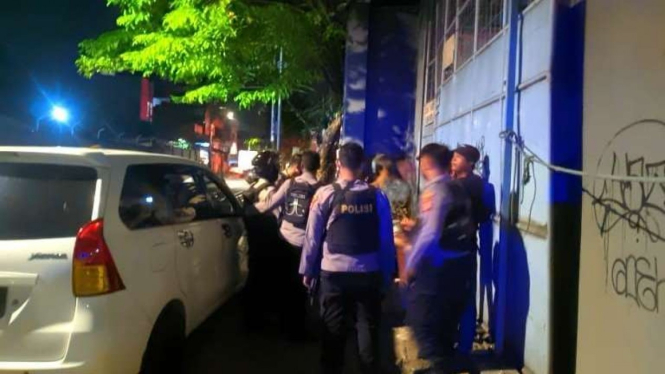 Polisi mengamankan remaja yang tawuran di Pesanggrahan, Jakarta Selatan.