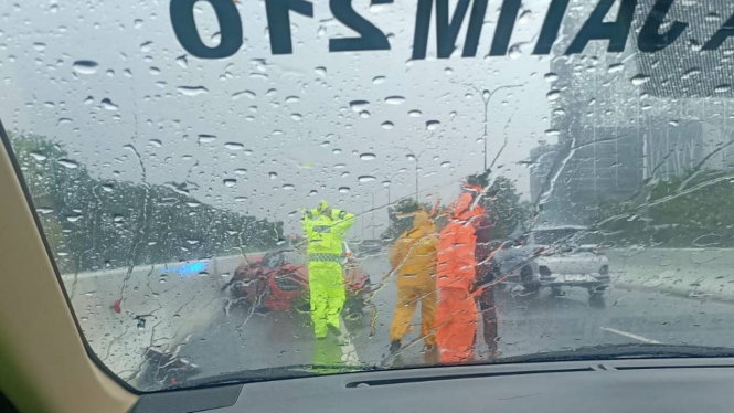 Kondisi penanganan kecelakaan lalu lintas mobil Mclaren.