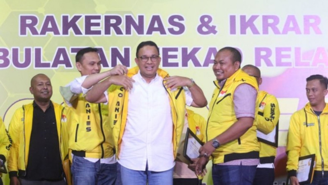 Relawan Go Anies berikan rompi kuning ke Anies Baswedan.