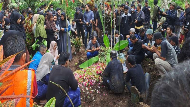 Farzah Dwi Kurniawan (20 tahun), dimakamkan.