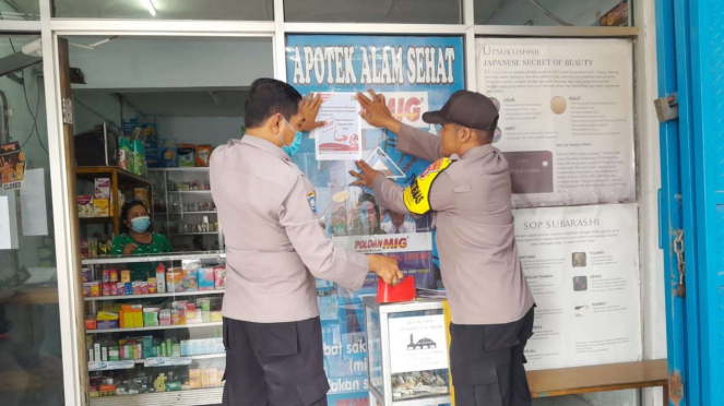 Polisi memasang pamflet dan stiker di apotek terkait peringatan obat sirup 