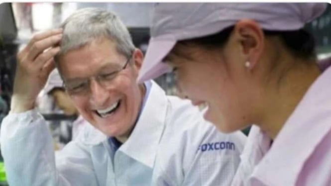 CEO Apple Tim Cook Mengunjungi Pabrik Foxconn di China.