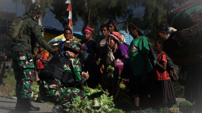 VIVA Militer: Pasukan Yonif Para Raider 305/Tengkorak, Kostrad di Intanjaya.