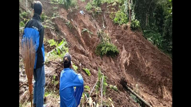 Bencana longsor di Ponorogo, Jawa Timur.