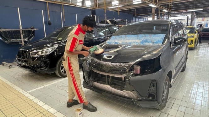 VIVA Otomotif: Perbaikan bodi dan cat mobil di bengkel Auto2000
