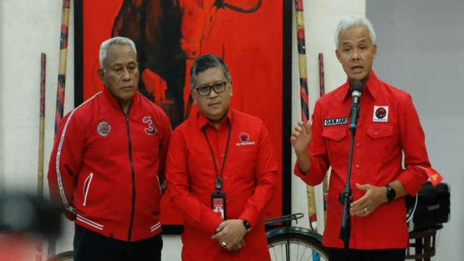Ganjar Pranowo (kanan) dan Sekjen PDIP Hasto Kristiyanto (tengah)