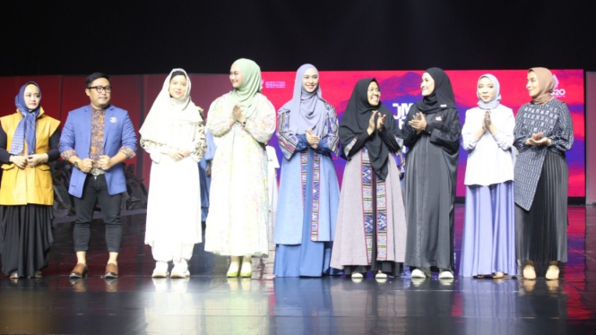 Oki Setiana Dewi di Jakarta Muslim Fashion Week 2023