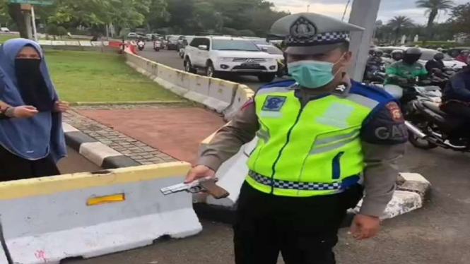 Wanita bercadar ditangkap membawa senpi di depan Istana Presiden