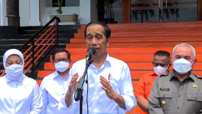 Presiden Jokowi memberikan konferensi pers di Balikpapan