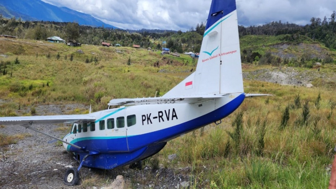 Pesawat Reven Global Airtransport Tergelincir di Bandara Aminggaru Puncak Papua 
