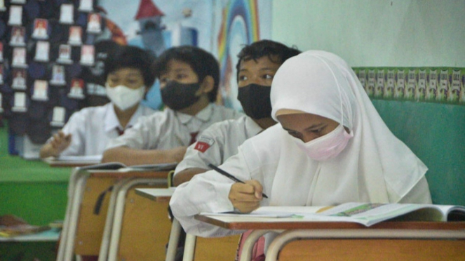 Siswa di Surabaya saat belajar di sekolah
