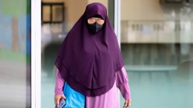 Wanita Singapura Ummi Kalsum Ali didakwa karena melakukan penyiksaan terhadap pembantunya yang merupakan warga negara Indonesia.