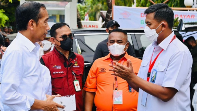 Presiden Joko Widodo meninjau penyaluran BSU pekerja BPJAMSOSTEK di Balikpapan