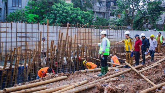 Wakil Walikota Tangerang Selatan meninjau kondisi pembangunn kali Puri Bintaro