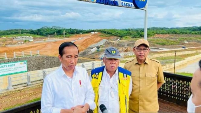 Presiden Joko Widodo, Menteri PUPR Basuki Hadimuljono, dan Kepala Otorita IKN Bambang Susantono saat meninjau Bendungan Sepaku Semoi, Kabupaten Penajam Paser Utara, Kalimantan Timur, Selasa, 25 Oktober 2022.