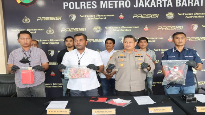 Kasat Reskrim Polres Metro Jakrta Barat, Kompol Haris Kurniawan (Baju putih)