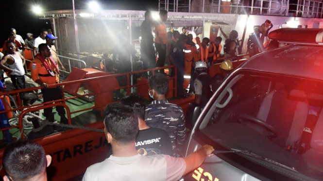 VIVA Militer: TNI AL bantu evakuasi korban KM Express Cantika 77