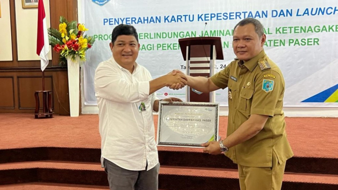 Direktur Kepesertaan BPJAMSOSTEK secara simbolis menyerahkan kartu kepesertaan