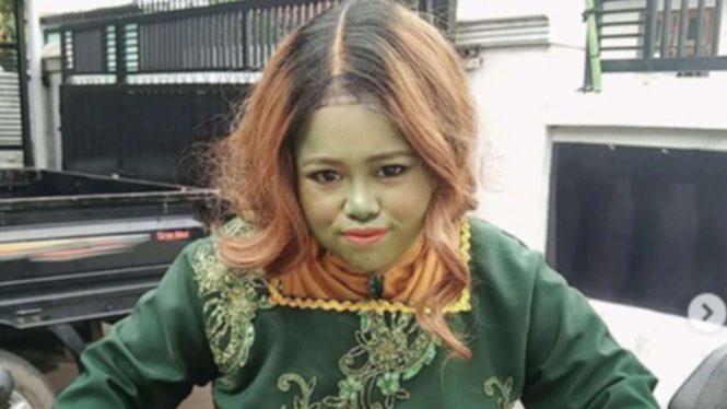 Kekeyi cosplay jadi Fiona di film Shrek