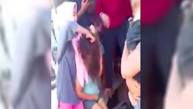 Tangkapan layar video viral ibu dikeroyok warga karena jual anaknya