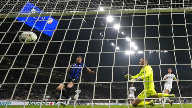Edin Dzeko cetak gol saat Inter Milan vs Viktoria Plzen