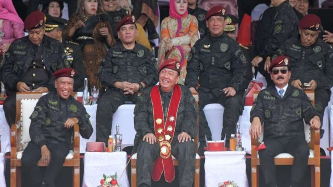 Kepala BIN Jenderal Pol (Purn) Budi Gunawan (tengah)
