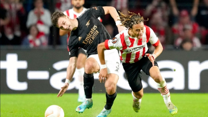 Pertandingan PSV vs Arsenal. 