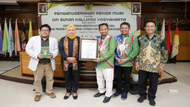 Rektor UIN Yogyakarta Al Makin terima penghargaan dari Executive Manager MURI Sri Widayanti