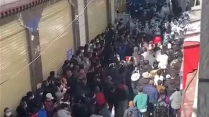 Video menunjukkan orang-orang berkumpul melakukan aksi protes di Lhasa, Tibet.