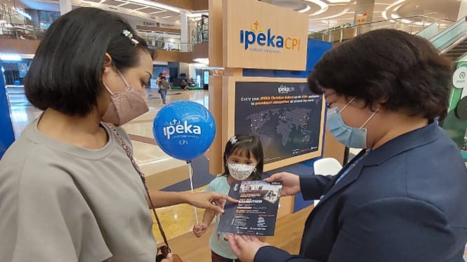 Pengunjung booth pameran Sekolah Kristen IPEKA CPI di TSM Mall Makassar