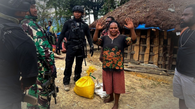 VIVA Militer: Pasukan Yonif Para Raider 305/Tengkorak di Mamba Bawah.