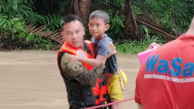 petugas mengevakuasi warga Filipina yang terkena banjir bandang