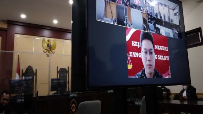 Indra Kenz menjalani sidang secara online.