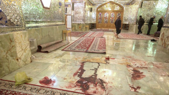 Darah korban tewas penembakan di masjid Shah Cheragh Shiraz, tempat tersuci kedua di Iran. 