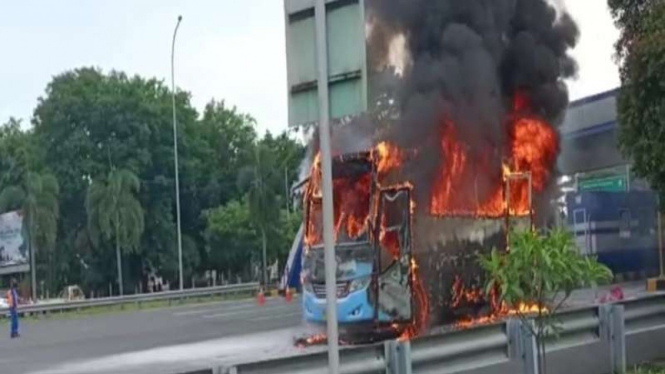 Bus terbakar di GT Menanggal ruas Waru-Juanda, Surabaya, Jawa Timur