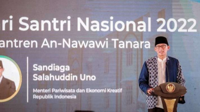 Menteri Pariwisata dan Ekonomi Kreatif Sandiaga Uno saat memberikan sambutan dalam Peringatan Hari Santri Nasional di Pesantren An Nawawi Tanara, Serang, Banten, Jumat, 28 Oktober 2022.