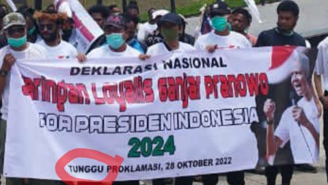 Sejumlah orang yang mengatasnamakan relawan Ganjar Pranowo deklarasi mendukung sang Gubernur Jawa Tengah sebagai calon presiden namun spanduk bertulis "Tunggu Proklamasi" menjadi sorotan netizen.