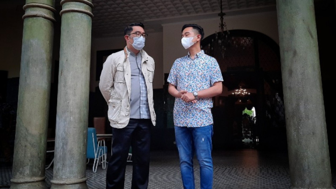 Wali Kota Solo, Gibran Rakabuming Raka tampak mendampingi Gubernur Jawa Barat, Ridwan Kamil melakukan kunjungan kerja di Kota Solo.