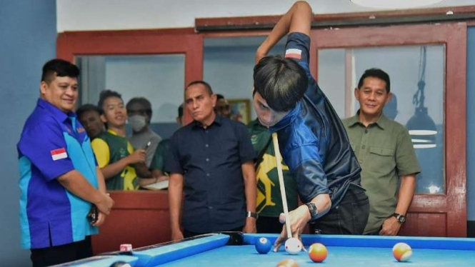 Gubernur Sumatera Utara, Edy Rahmayadi meninjau pertandingan biliar