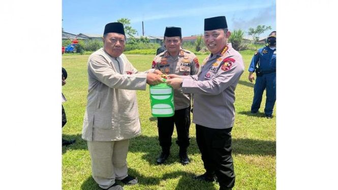 Kapolri Jenderal Listyo Sigit Prabowo diberi nasi rantang oleh Habib Luthfi