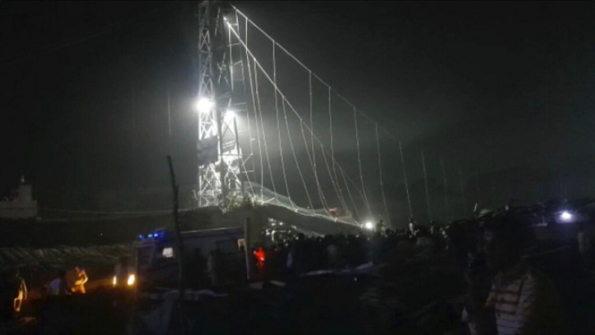 Jembatan gantung di Kota Morbi, di negara bagian Gujarat barat India, ambruk